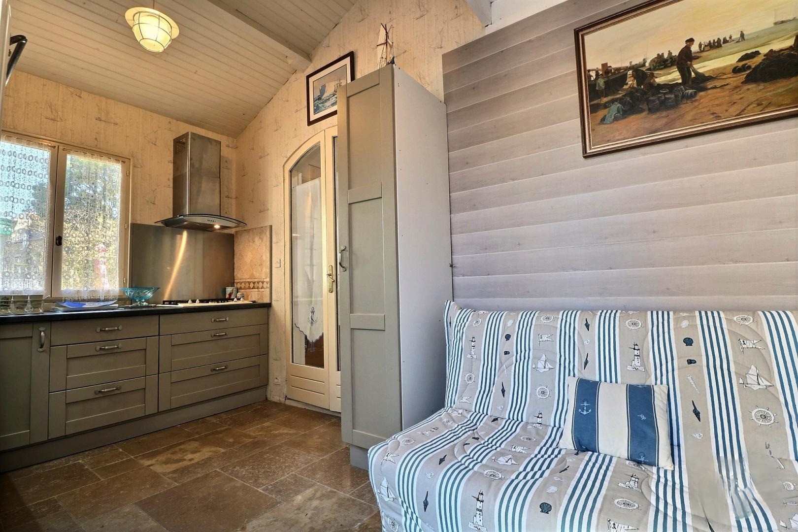 Cuisine toute équipée (lave-vaisselle, four, micro-ondes, petits électroménager, 4 feux, machine à café et machine expresso, etc.)