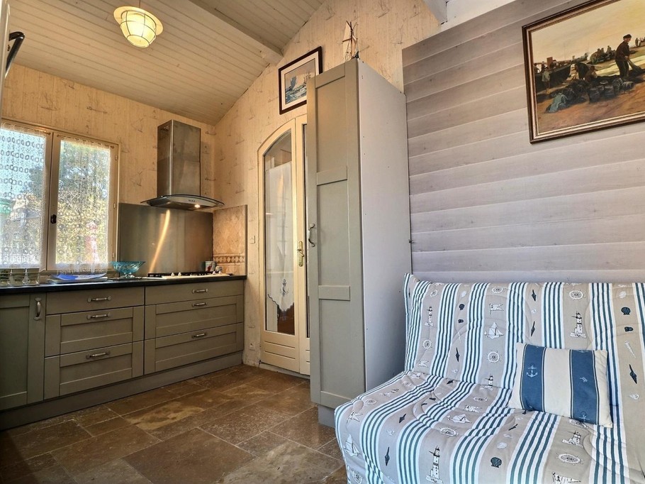 Cuisine toute équipée (lave-vaisselle, four, micro-ondes, petits électroménager, 4 feux, machine à café et machine expresso, etc.)