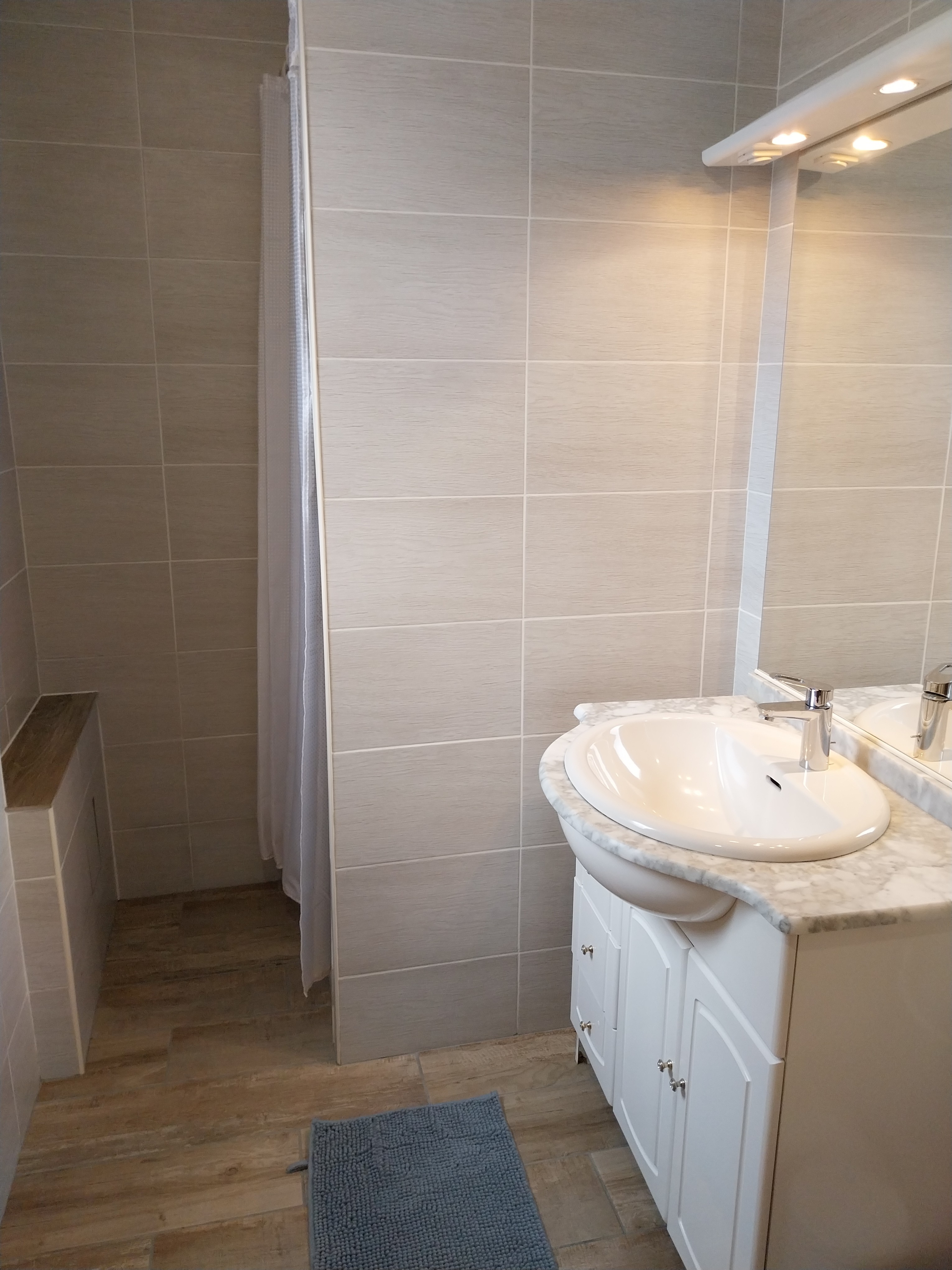 Salle de bain avec douche de la chambre du fond