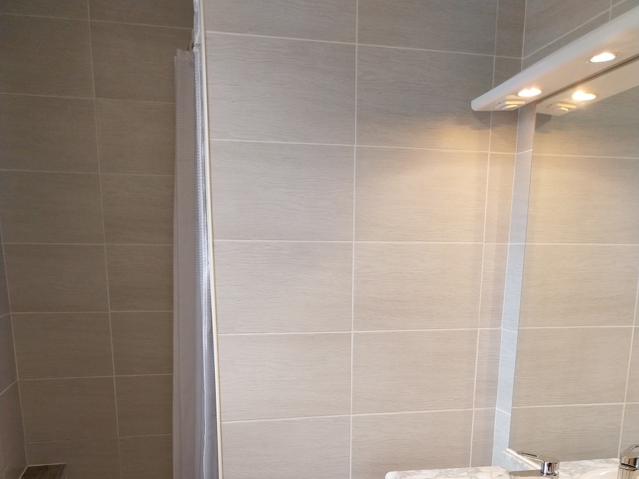 Salle de bain avec douche de la chambre du fond