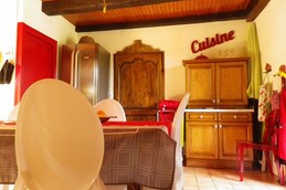 Cuisine avec frigo américain, frigo pour bouteilles et frigo-table