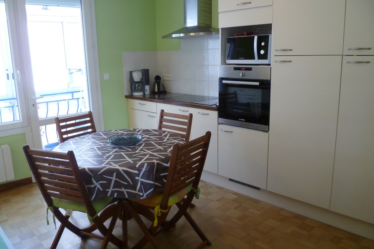 cuisine indépendante avec porte fenêtre d'accès sur la salle à manger