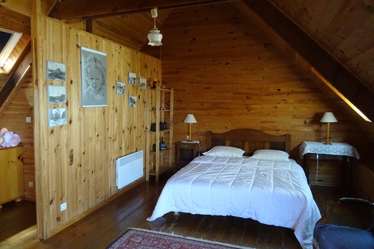 Chambre en bois avec un lit de 160 et deux lits de 110 vue sur mer