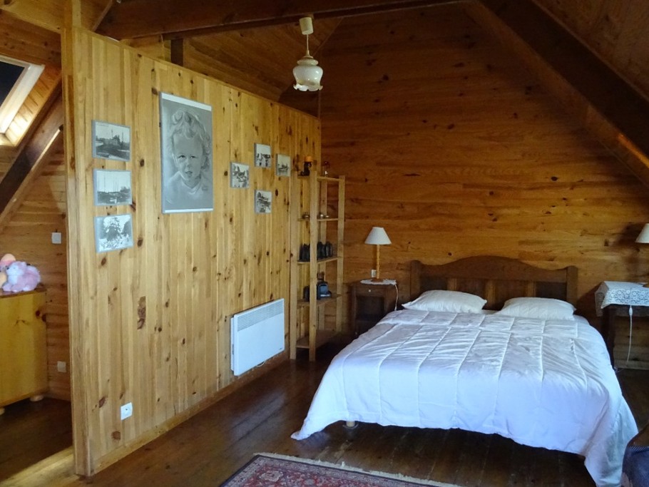 Chambre en bois avec un lit de 160 et deux lits de 110 vue sur mer
