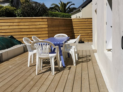 Terrasse à l'arrière de la maison