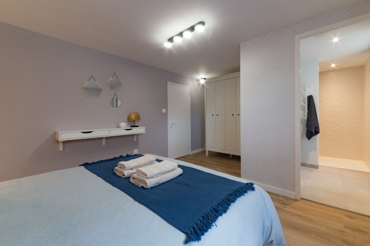 Chambre 1 avec salle d'eau attenante et privative