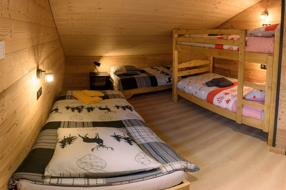 Chambre dortoir avec 2 lits 90x190 et 2 lits 90x190 superposés (1er étage) - Le Domaine des Mésanges