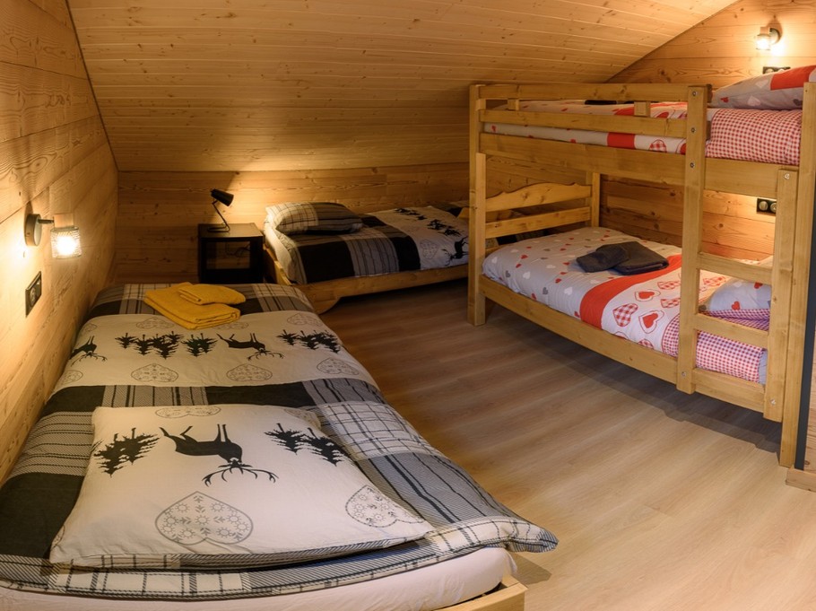 Chambre dortoir avec 2 lits 90x190 et 2 lits 90x190 superposés (1er étage) - Le Domaine des Mésanges