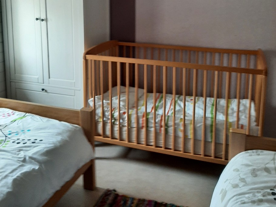 lit bébé à barreaux