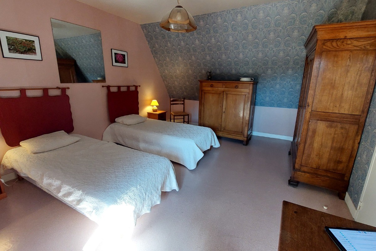 Vaste chambre avec 2 lits simples et un bureau