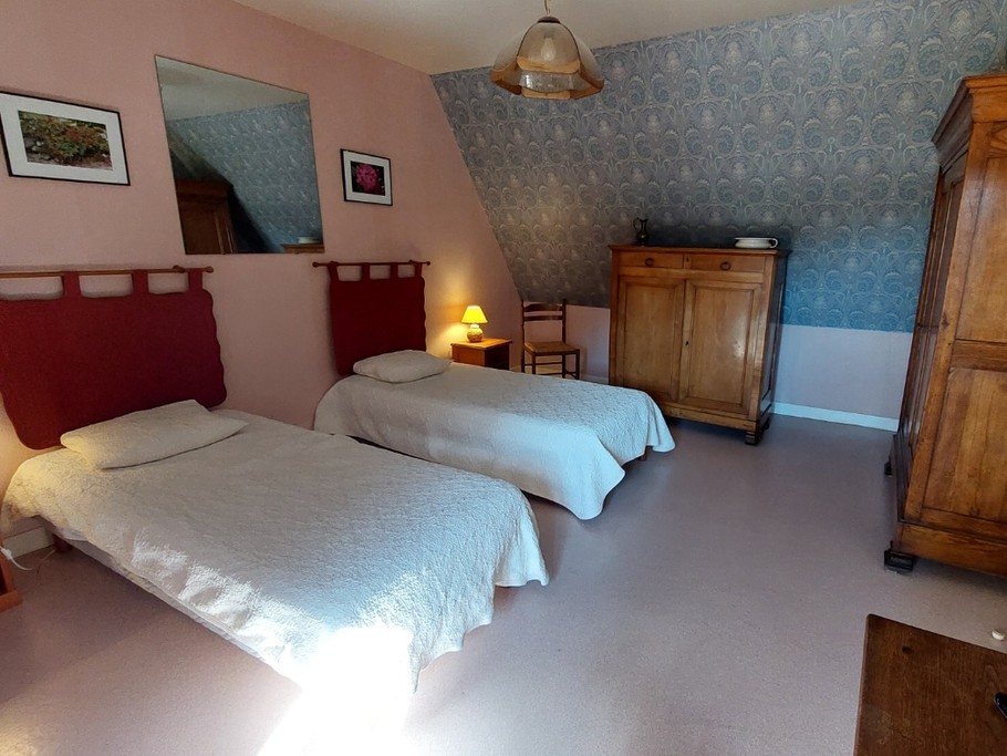 Vaste chambre avec 2 lits simples et un bureau