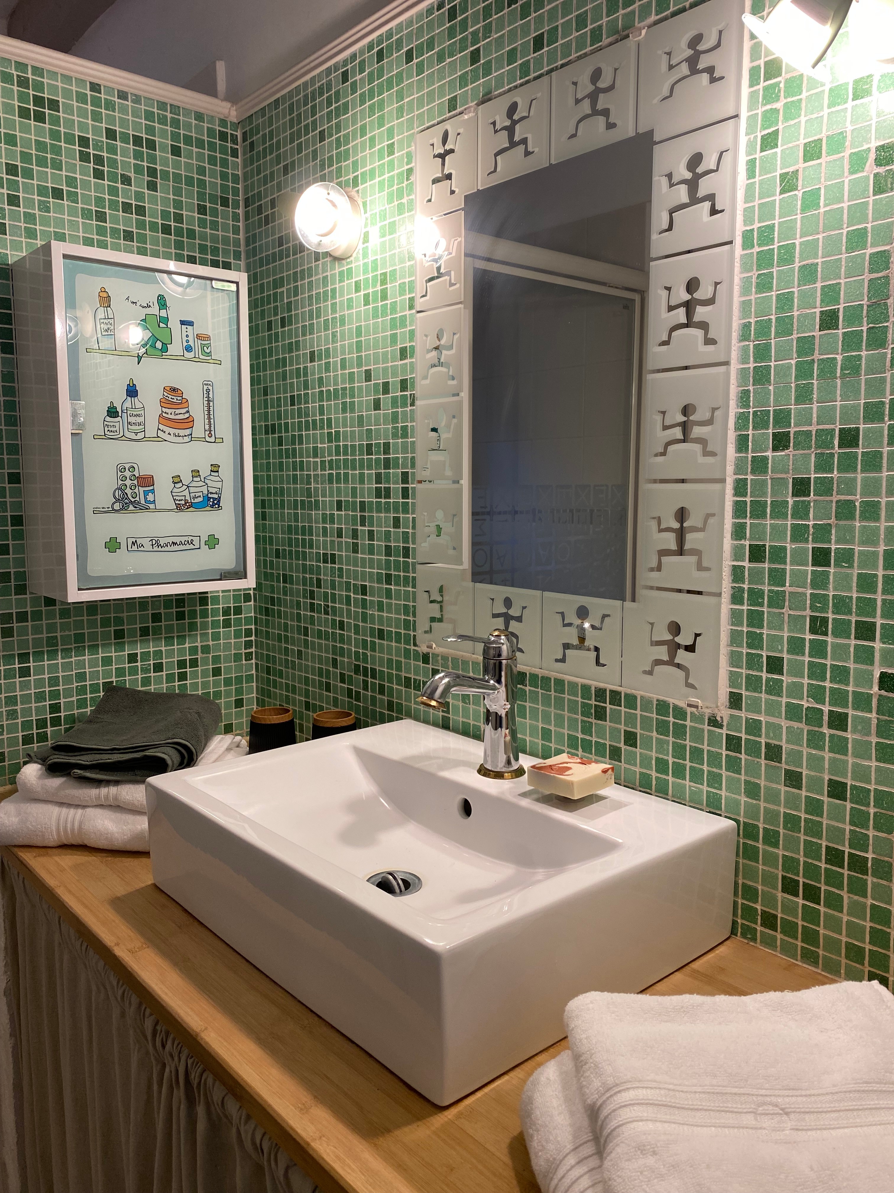 Salle d'eau au rez-de-chaussée avec douche à l'italienne, meuble vasque. WC séparé dans la salle d'eau. L'occasion de tester les savons fabriqués par Laurie !