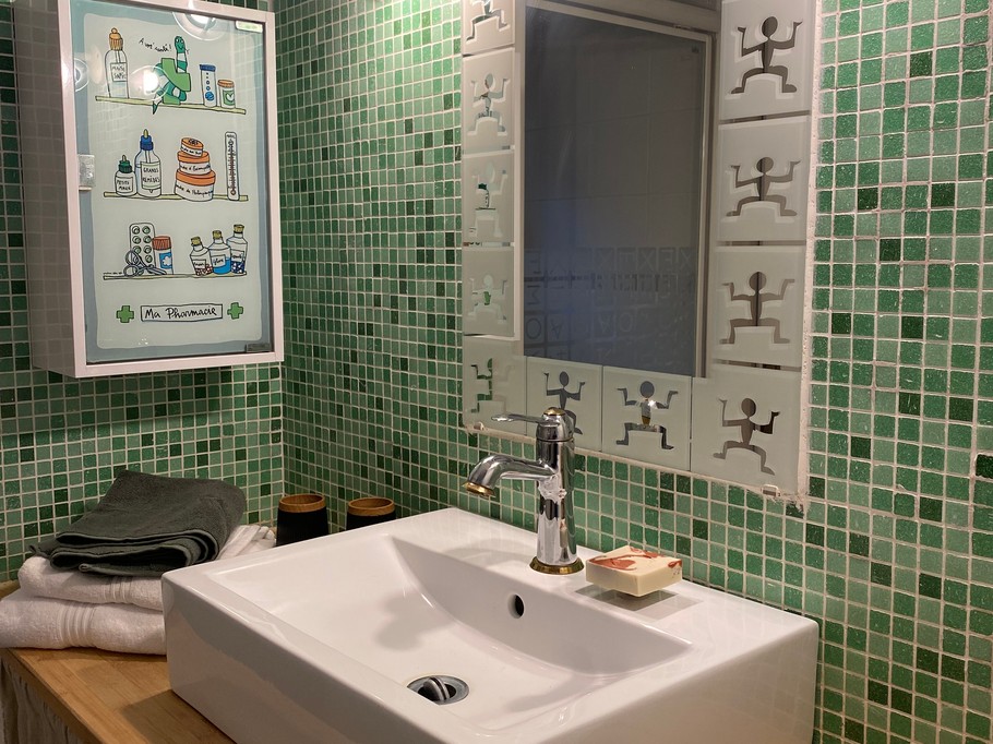 Salle d'eau au rez-de-chaussée avec douche à l'italienne, meuble vasque. WC séparé dans la salle d'eau. L'occasion de tester les savons fabriqués par Laurie !