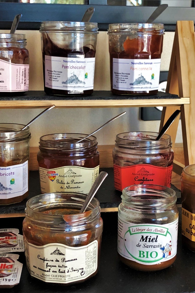 Au petit-déjeuner, large choix de confitures, miels et caramel artisanaux et locaux