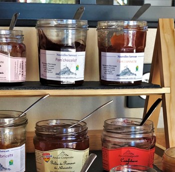 Au petit-déjeuner, large choix de confitures, miels et caramel artisanaux et locaux