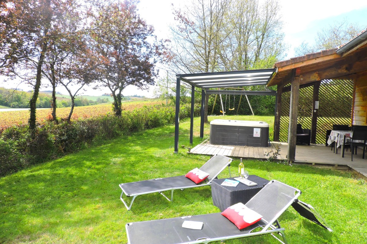Chalet Cèdre : Installez vous sur les transats et profitez du calme pour lire un bon livre ou prendre un petit apéritif gersois ;). La nuit, admirez le ciel étoilé !!!