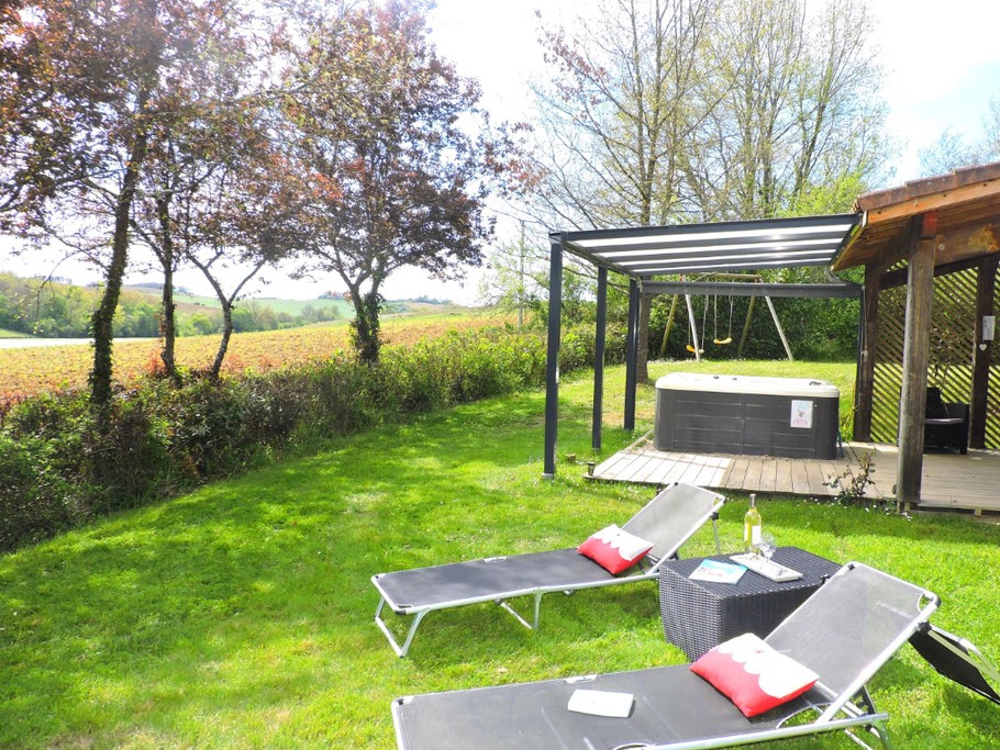 Chalet Cèdre : Installez vous sur les transats et profitez du calme pour lire un bon livre ou prendre un petit apéritif gersois ;). La nuit, admirez le ciel étoilé !!!