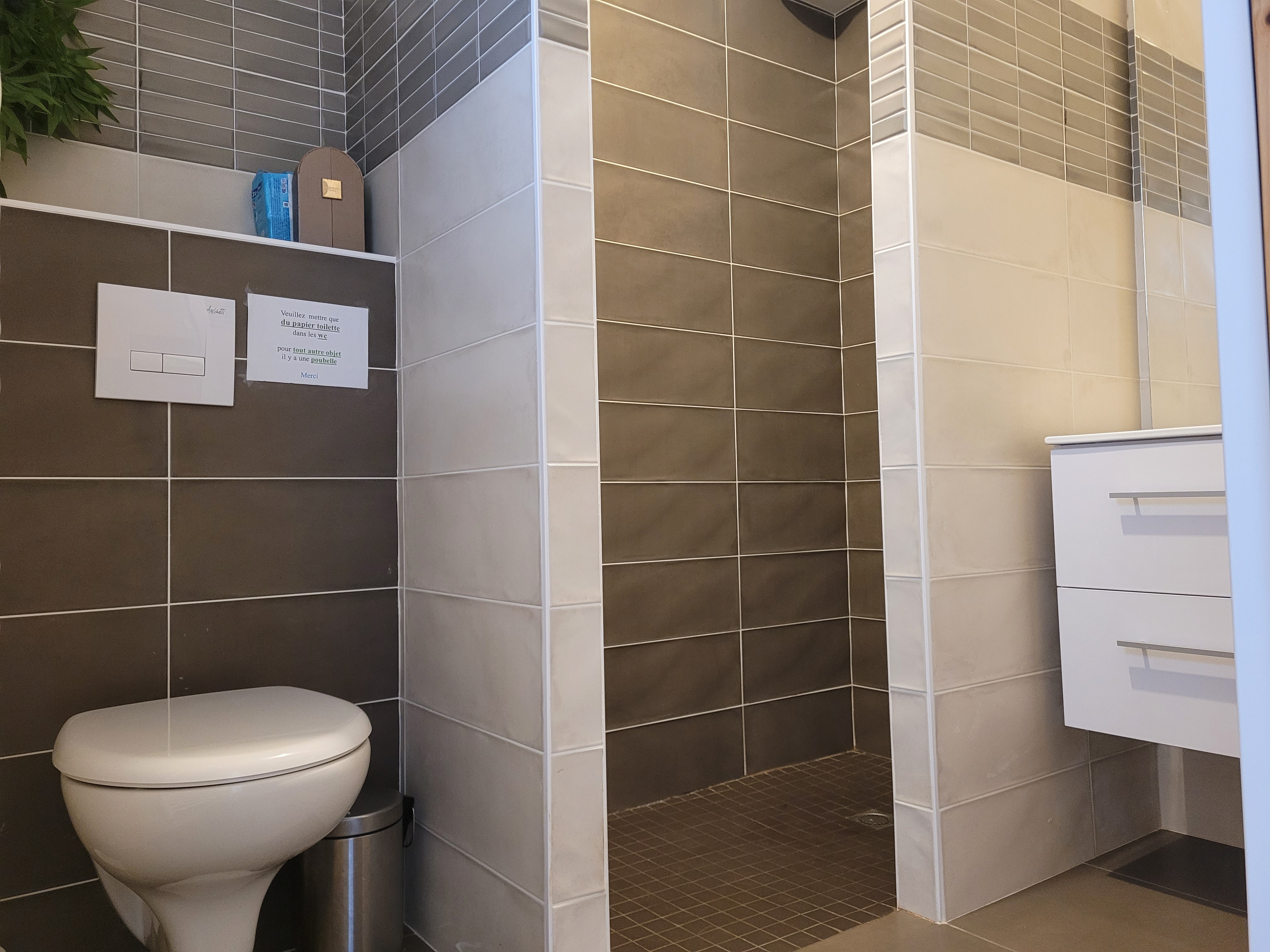 Gouezel, chambre d'hôtes Pleneuf Val André, la Henriade, chambre lit 160 et sa salle d'eau avec douche et lavabo, et WC