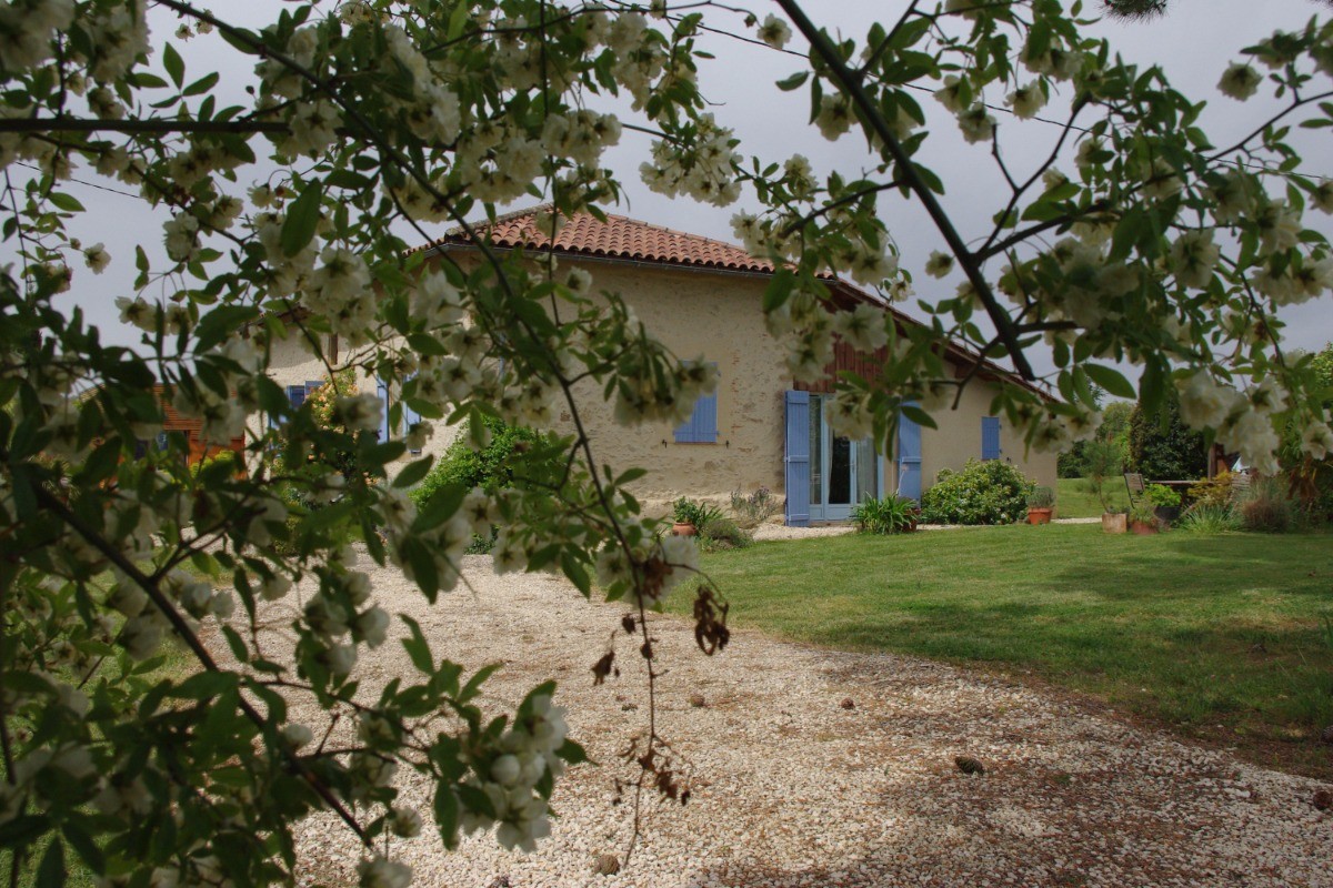 pierres blondes et bleu de Lectoure