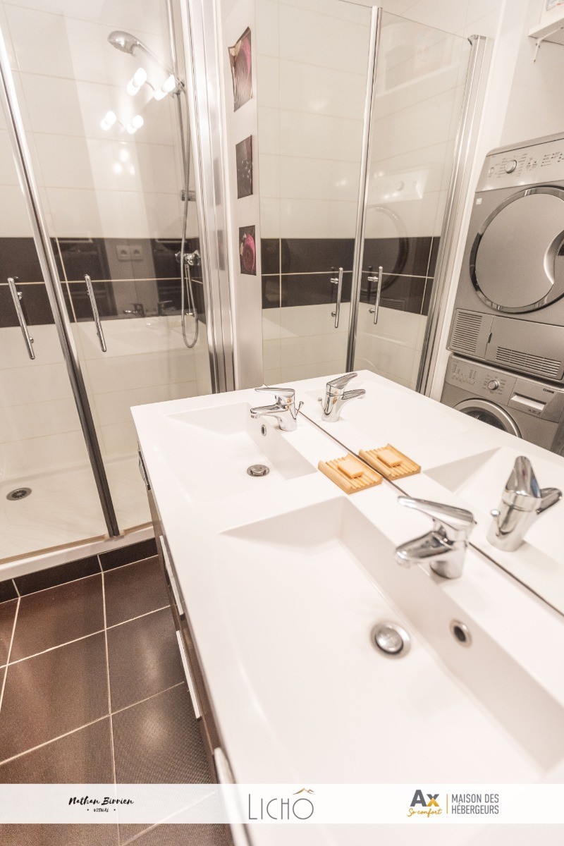 Salle d'eau double vasque avec lave linge et sèche linge