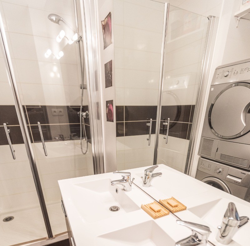 Salle d'eau double vasque avec lave linge et sèche linge