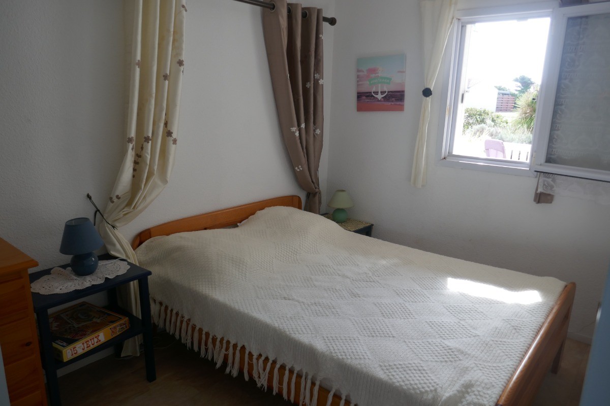 Chambre avec un lit en 140