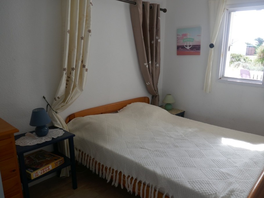Chambre avec un lit en 140