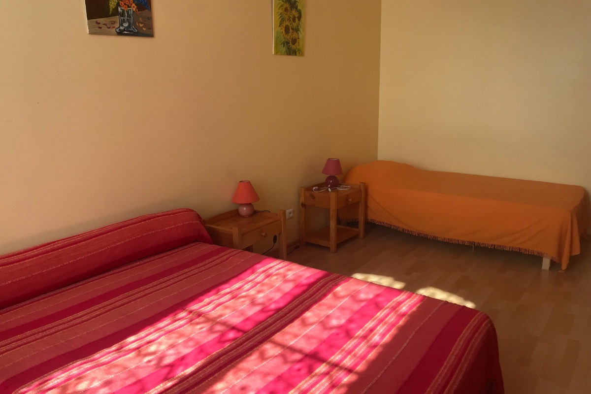Chambre orange avec un lit en 140 et un lit en 90