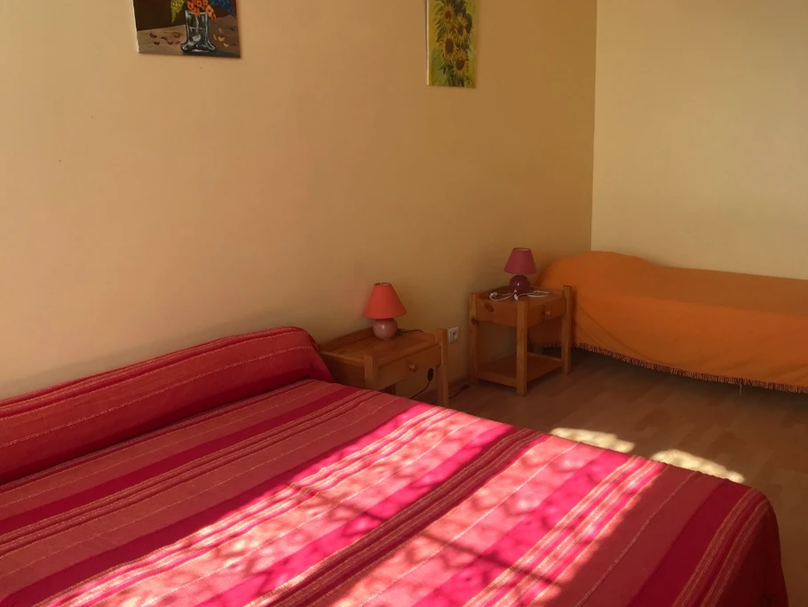 Chambre orange avec un lit en 140 et un lit en 90