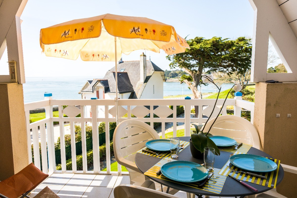 la terrasse, la table est pliante et vous pouvez installer les chaises longues l'après midi