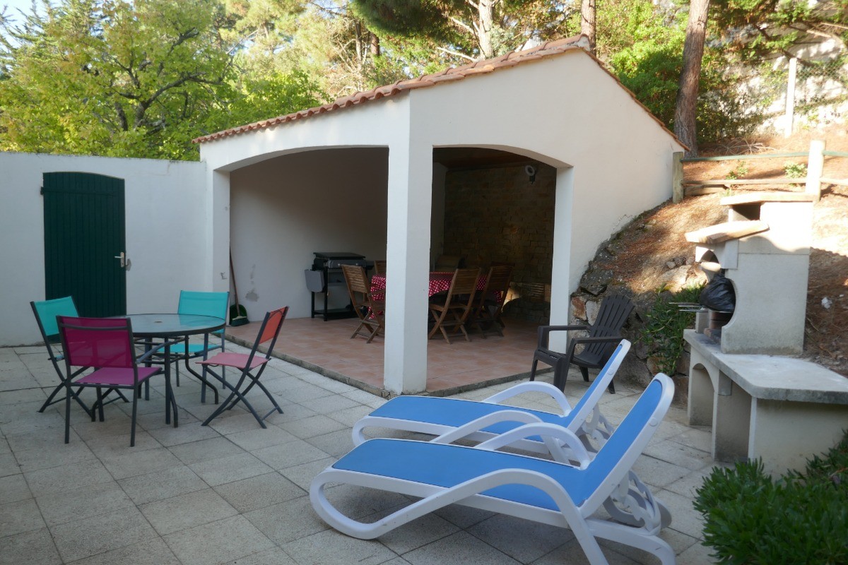 Terrasse abritée, barbecue, plancha