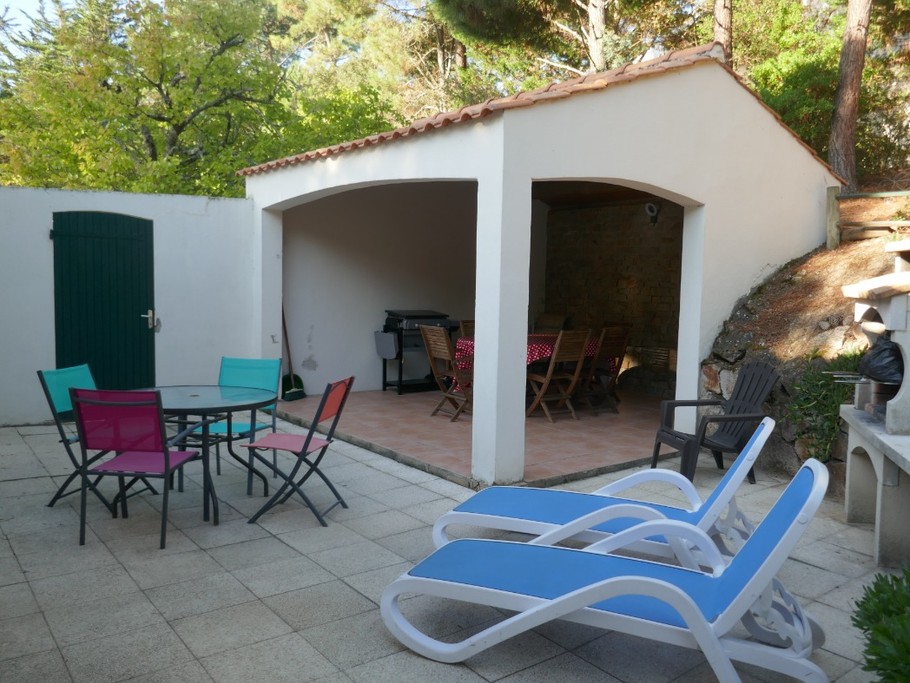 Terrasse abritée, barbecue, plancha