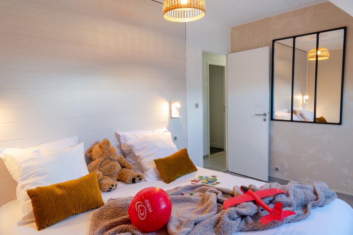 Chambre 1 Etage, lits 90*200 séparé ou jumelable, dressing, radiateurs chaleur douce, eclairage d'ambiance et lampe de chevet