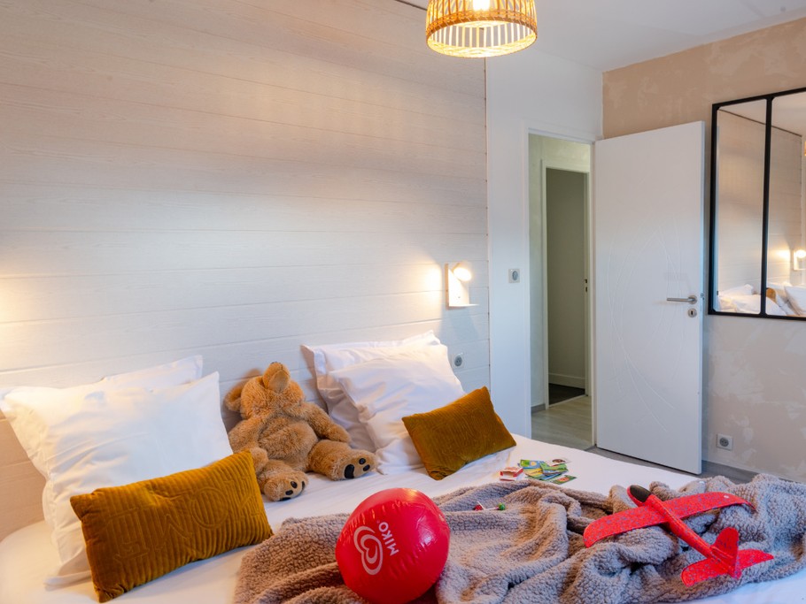 Chambre 1 Etage, lits 90*200 séparé ou jumelable, dressing, radiateurs chaleur douce, eclairage d'ambiance et lampe de chevet