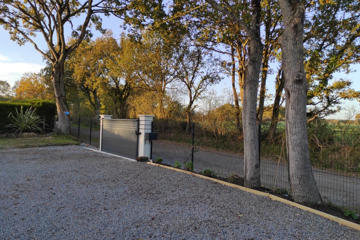 Parking privé, fermé à clé.