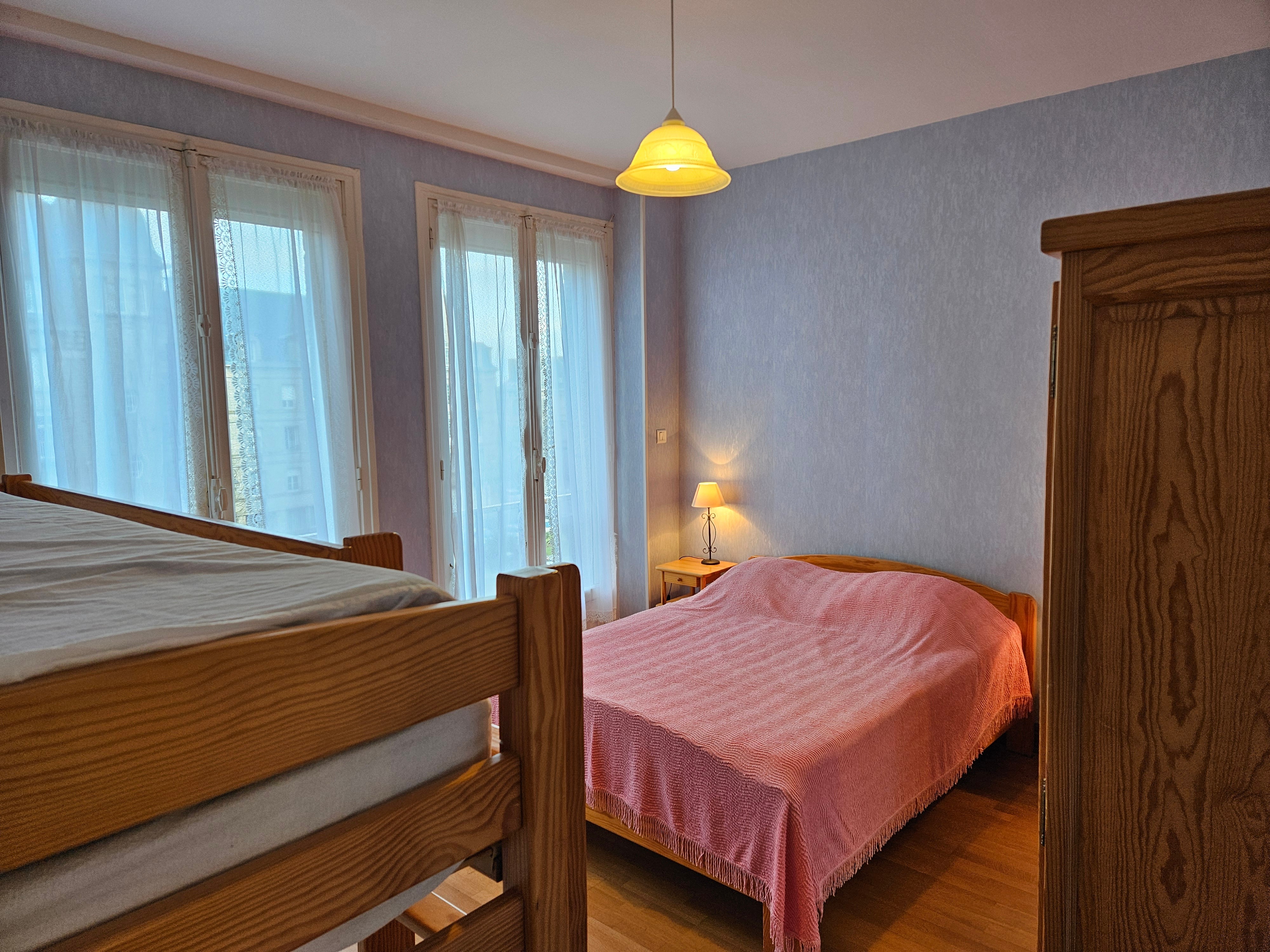 Chambre 2 avec un lit 140x190 cm et 2 lits 90x190 cm superposés. Rangements