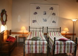 Chambre avec 2 lits adultes + 1 lit bébéaccès direct jardin