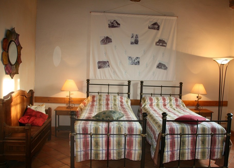 Chambre avec 2 lits adultes + 1 lit bébéaccès direct jardin