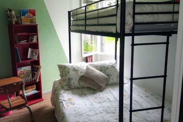 Avec lit déplié. En haut lit 90. En bas lit 140.