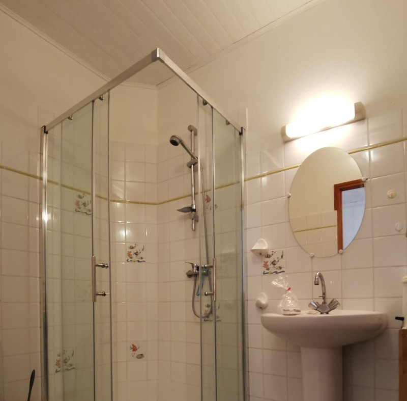 Salle d'eau privative à la chambre