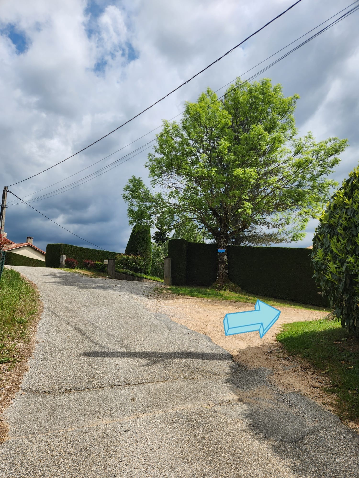 Tourner à droite sur le chemin au niveau du panneau Clevacances
