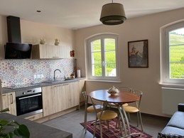 Le salon cuisine avec vue sur le vignoble