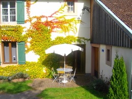 Terrasse ensoleillée à l'abri du vent - Gite du pré Bouquin