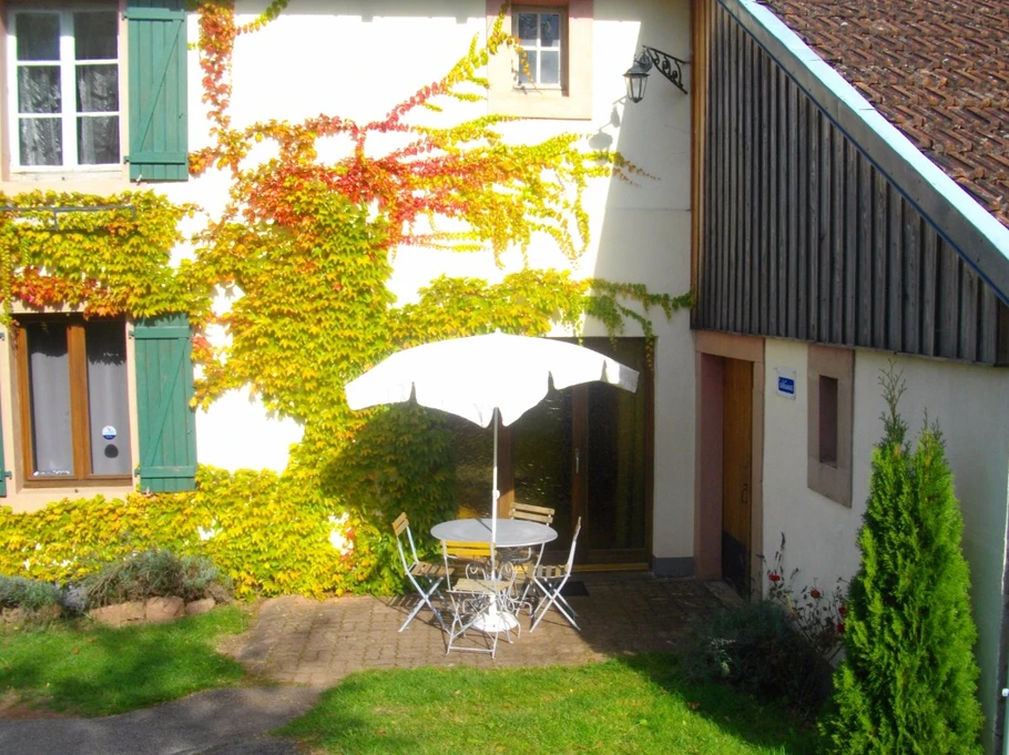 Terrasse ensoleillée à l'abri du vent - Gite du pré Bouquin