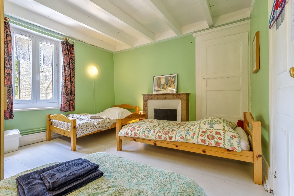 chambre N°7 3 lits simples avec douche et lavabo