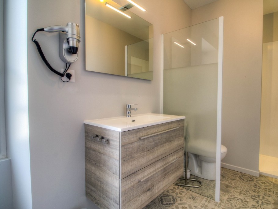 Salle d'eau commune à l'étage