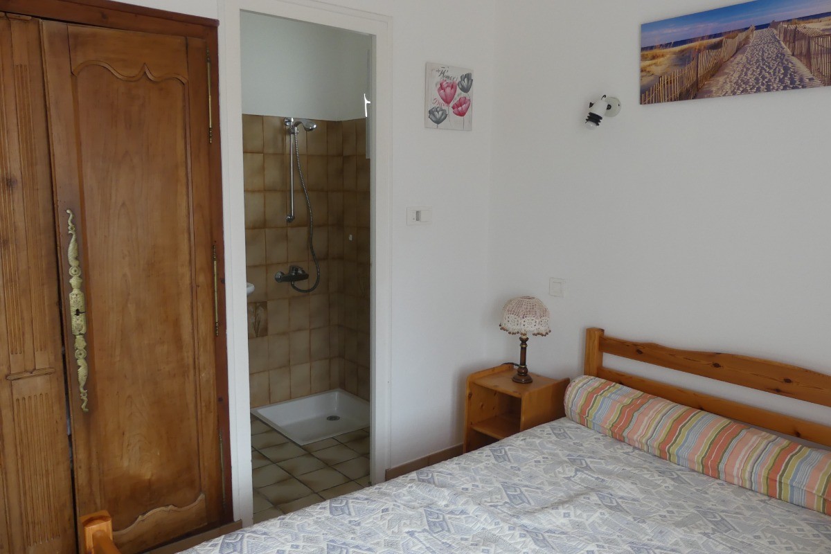Chambre 1 avec salle d'eau attenante
