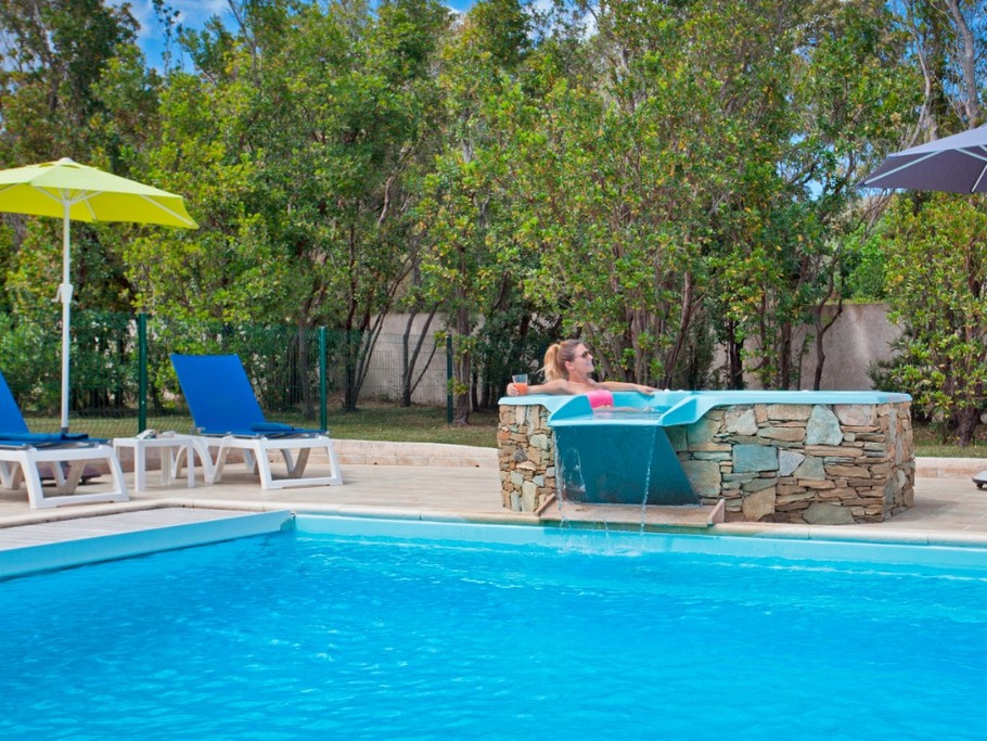 Détente dans le jacuzzi