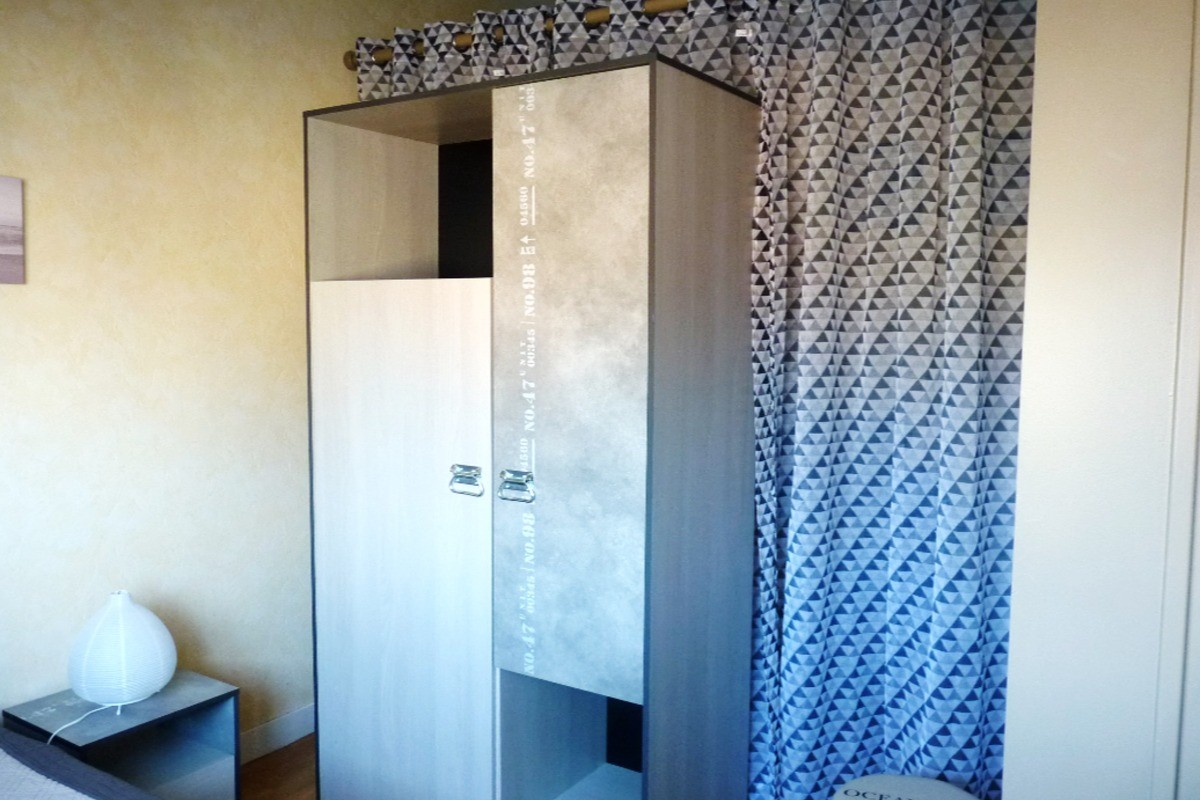 Chambre indépendante pour 2 personnes (2 lits 90 cm) avec rangements, penderie et coin bureau.