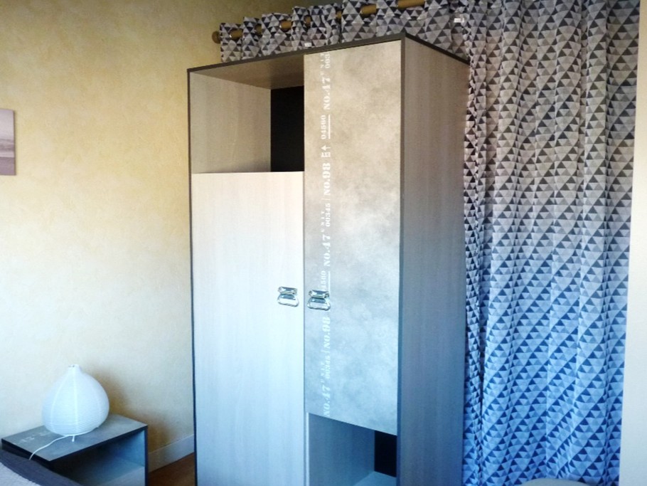 Chambre indépendante pour 2 personnes (2 lits 90 cm) avec rangements, penderie et coin bureau.